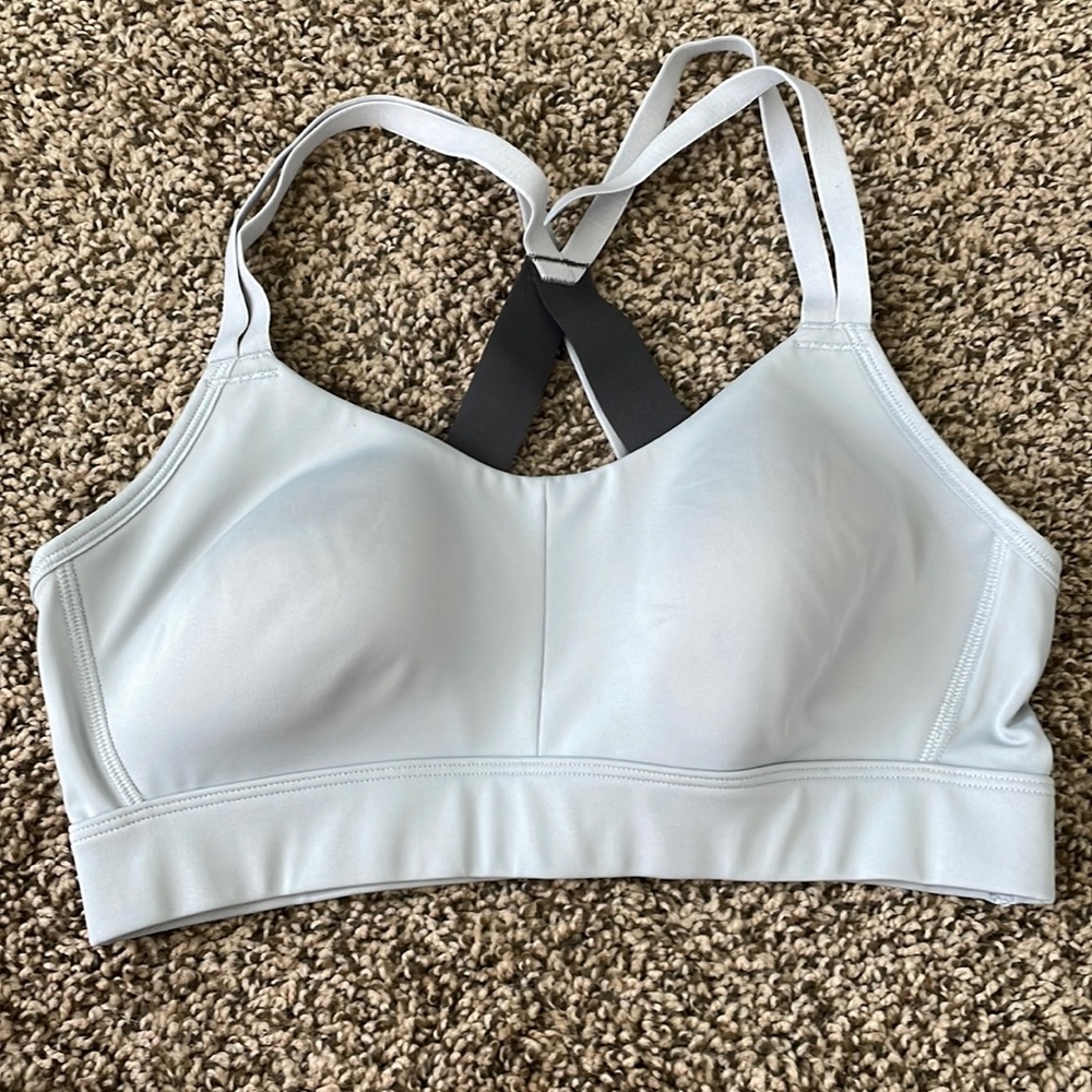 Under Armour Breatheluxe Mid Sports Bra
